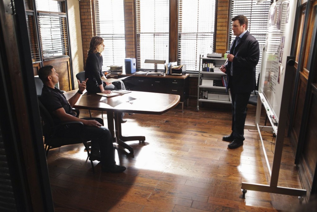 Castle (Nathan Fillion) présente sa théorie à Esposito (Jon Huertas) et Beckett (Stana Katic).