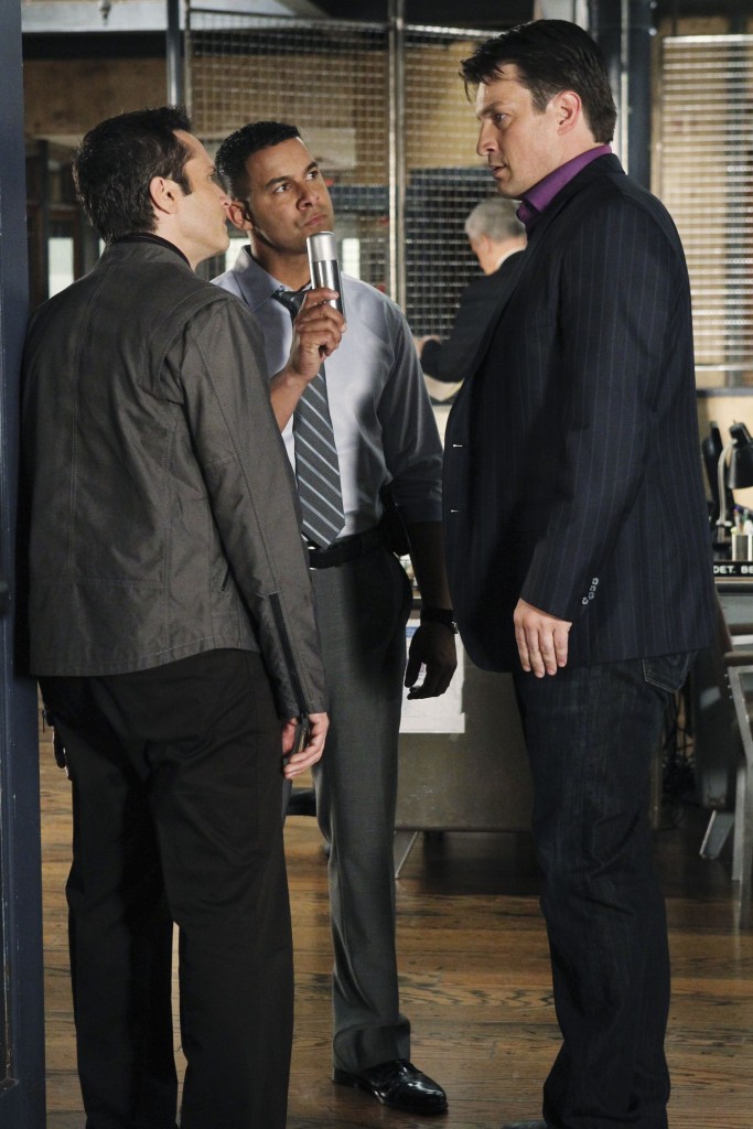 Ryan (Seamus Dever) et Esposito (Jon Huertas) discutent avec Castle (Nathan FIllion).