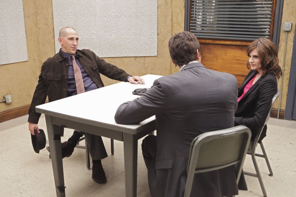 Lukas Canby (Paul Carafotes) en salle d'interrogatoire, avec Beckett (Stana Katic) et Demming (Michale Trucco).