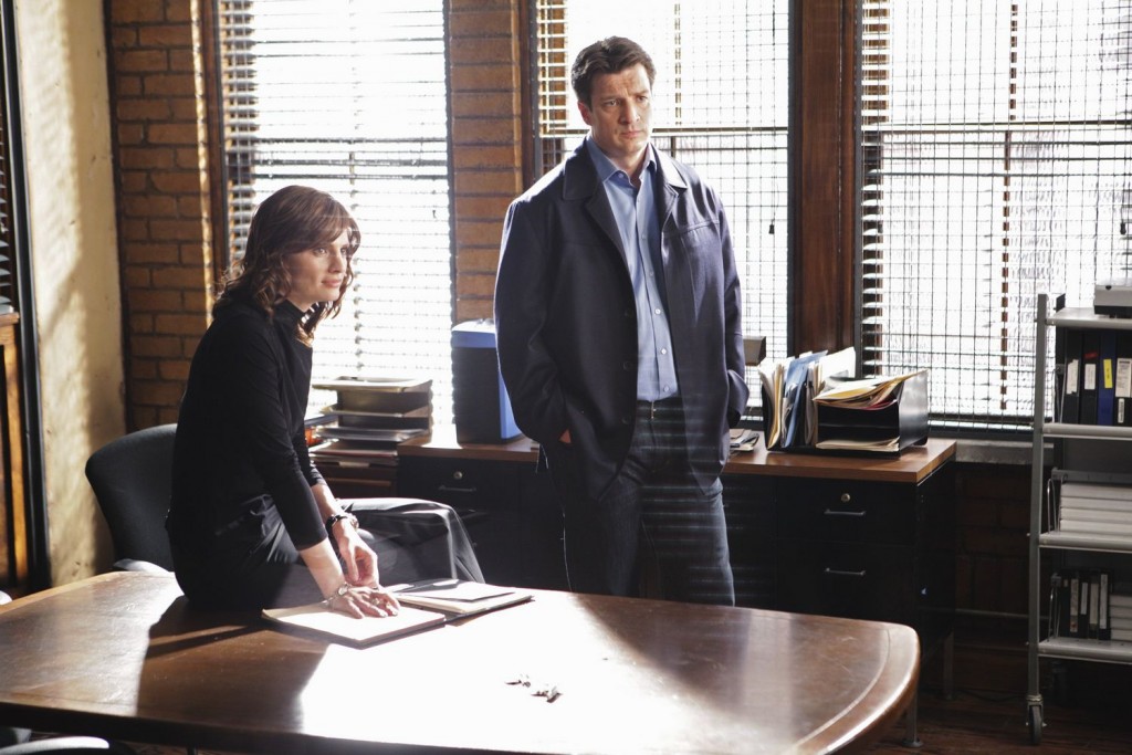 Beckett (Stana Katic) et Castle (Nathan Fillion) analysent les indices.