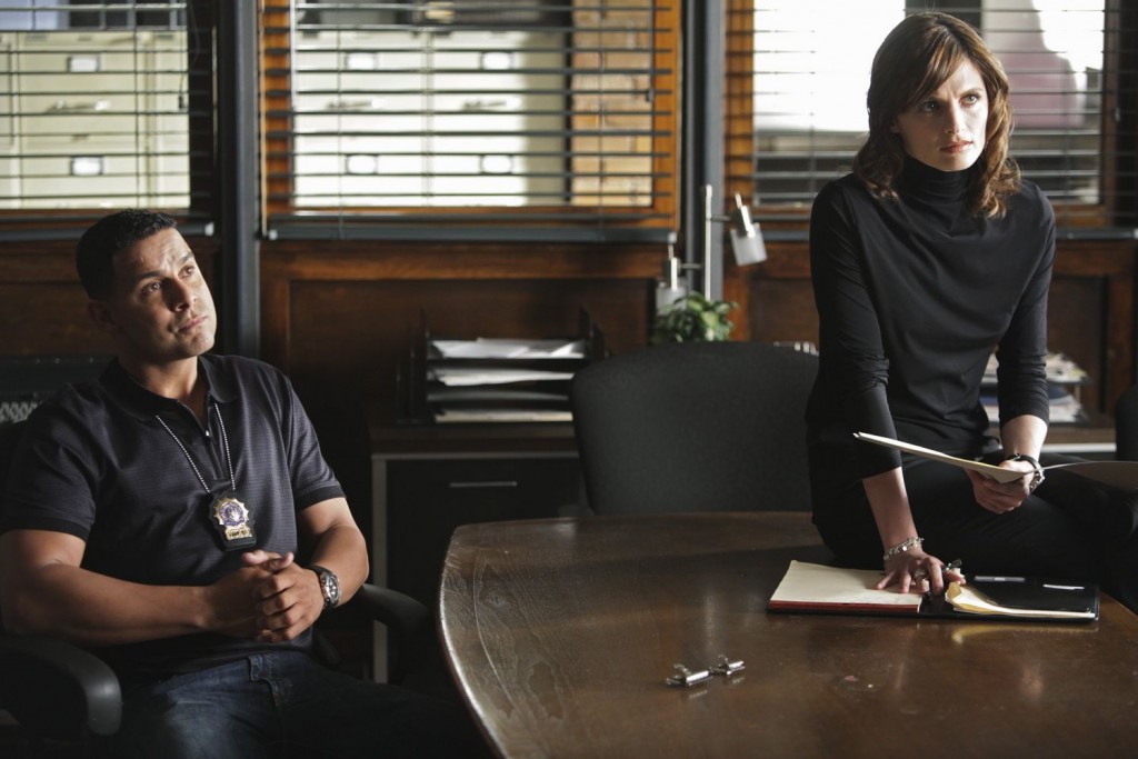 Esposito (Jon Huertas) et Beckett (Stana Katic) analysent les indices.