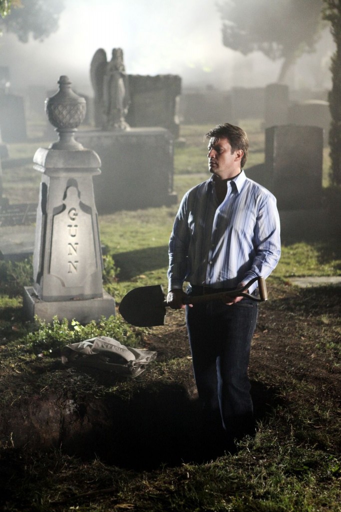 Castle (Nathan Fillion) creuse dans un cimetière.