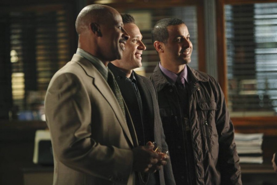 Le capitaine Montgomery (Ruben Santiago Hudson) aux côtés des enquêteurs Ryan (Seamus Dever) et Esposito (Jon HUertas).