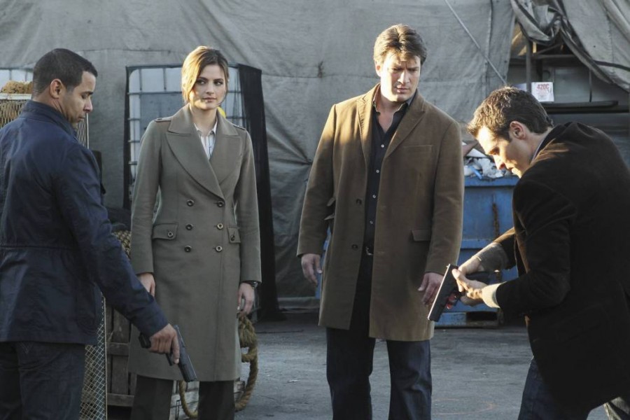 Ryan et Esposito sont prêts à intervenir, malgré les regards interrogateurs de Beckett et Castle.