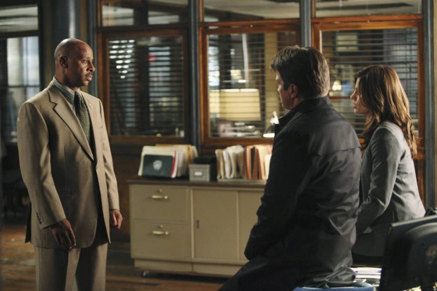 Montgomery écoute les propos de Beckett et Castle.