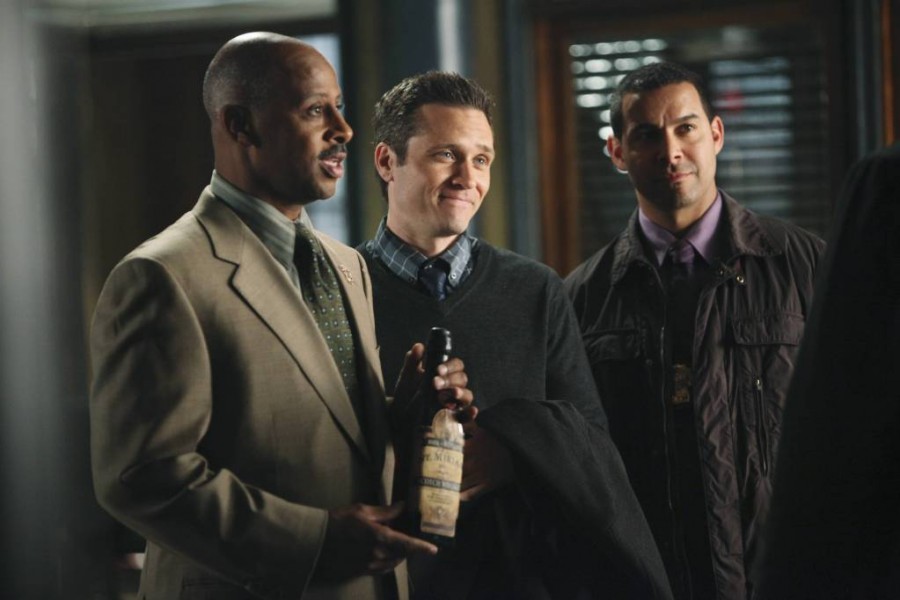 Esposito et Ryan regardent Montgomery remettre une bouteille à Castle.