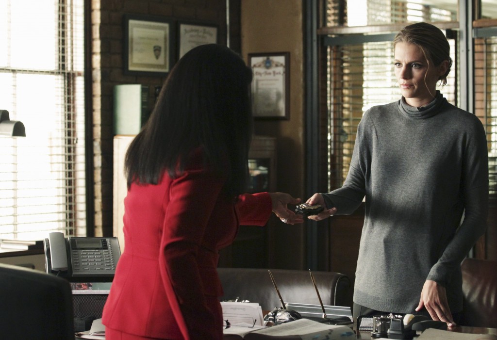 Beckett (Stana Katic) remet sa badget à la nouvelle capitaine, Victoria Gates (Penny Johnson Jerald).