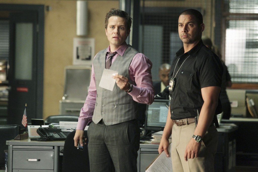 Esposito (Jon Huertas) et Ryan (Seamus Dever) enquêtent.