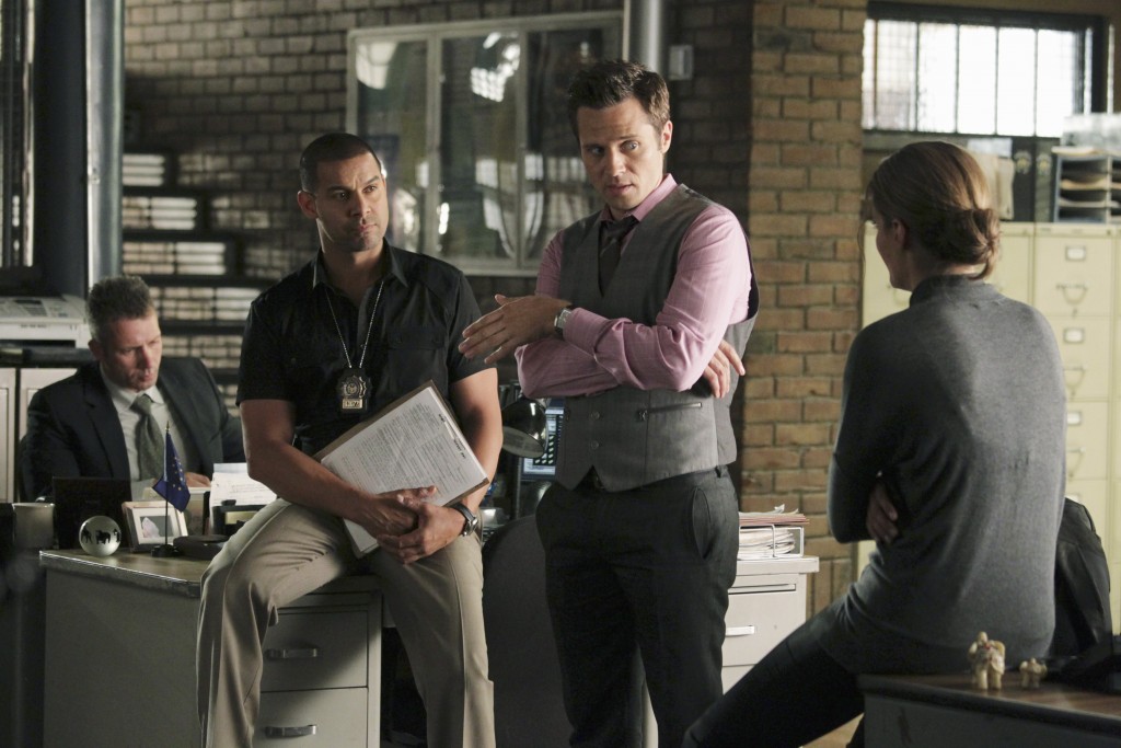 Esposito (Jon Huertas) et Ryan (Seamus Dever) informent Beckett (Stana Katic) des derniers développements.