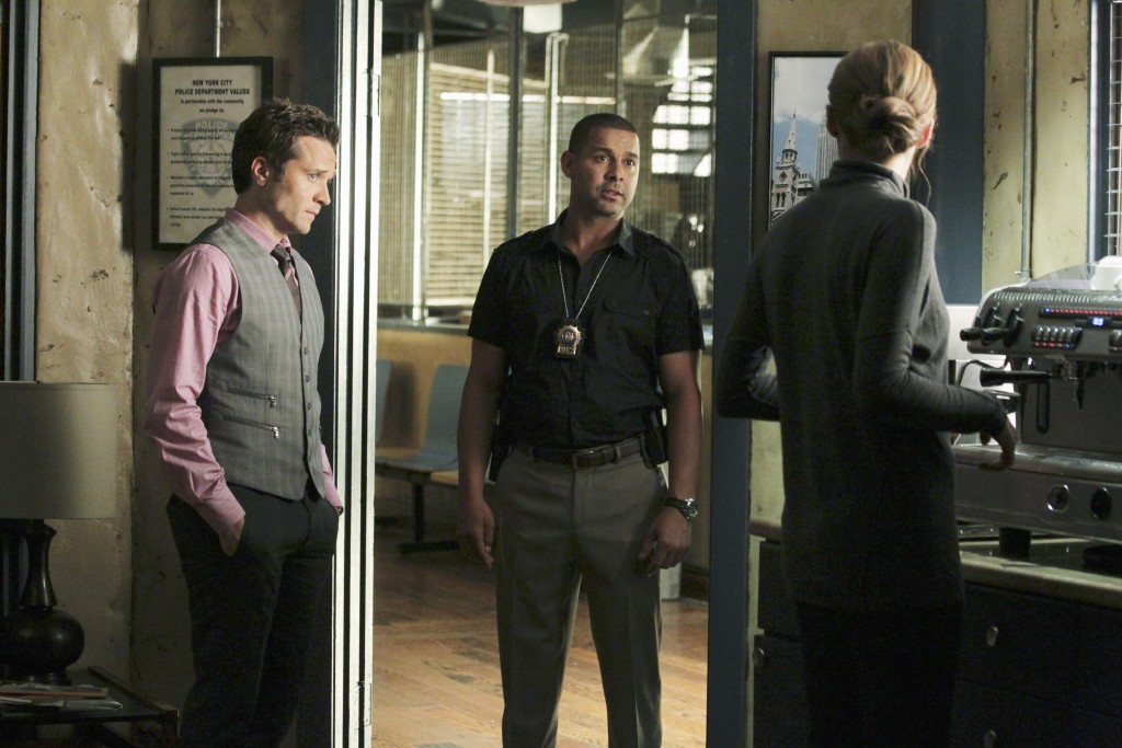 Esposito (Jon Huertas) et Ryan (Seamus Dever) informent Beckett (Stana Katic) des dernières nouvelles du 12e.