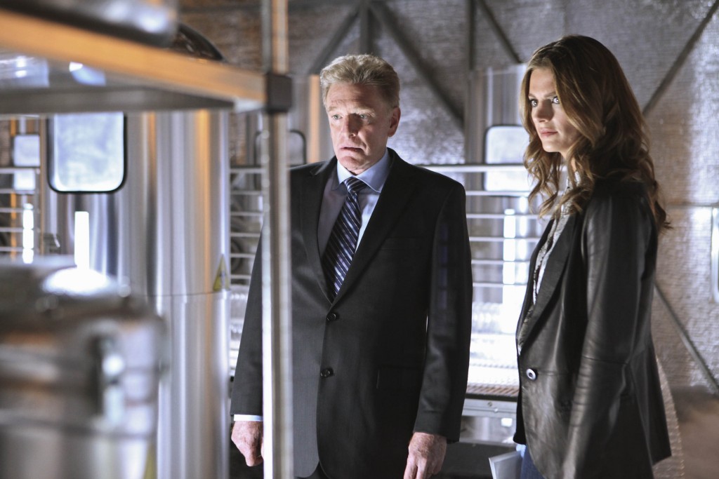 Beckett (Stana Katic) en compagnie d'un témoin, Dr. Ari Weiss (William Atherton).
