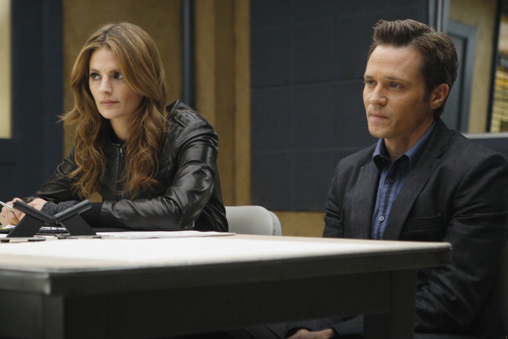 Ryan (Seamus Dever) et Beckett (Stana Katic) en salle d'interrogatoire. 