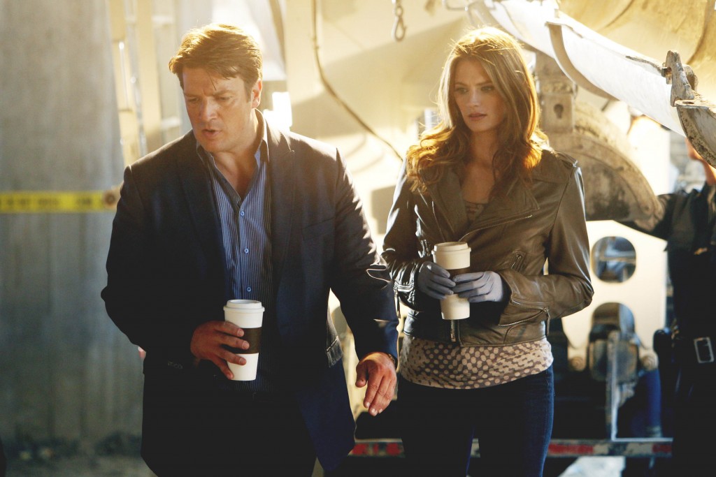 Beckett (Stana Katic) et Castle (Nathan Fillion) arrivent sur la scène de crime.