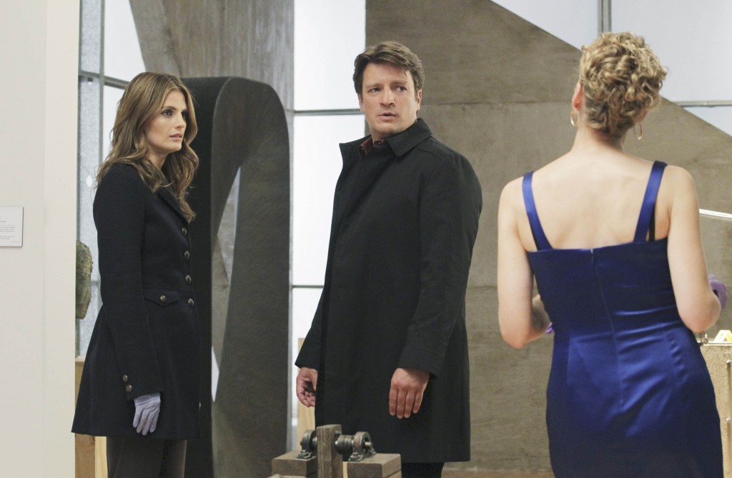 Castle (Nathan Fillion) et Beckett (Stana Katic) à l'écoute des informations de  Serena Kaye (Kristin Lehman).