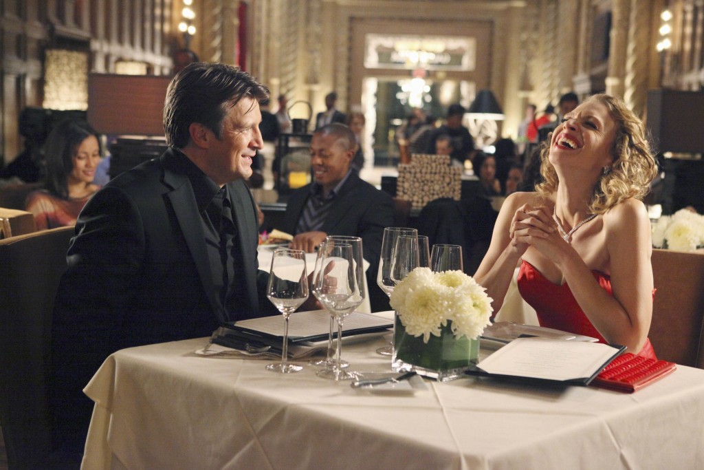 Les anecdotes de Castle (Nathan Fillion) semblent amuser Serena Kaye (Kristin Lehman). 