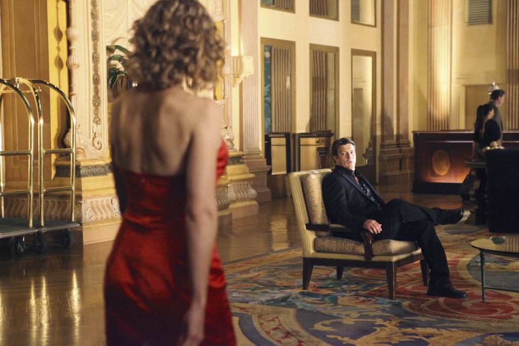 Castle (Nathan Fillion) attend l'arrivée de Serena Kaye (Kristin Lehman).
