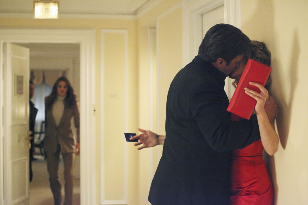 Castle (Nathan Fillion) embrasse passionnément Serena Kaye (Kristin Lehman). 