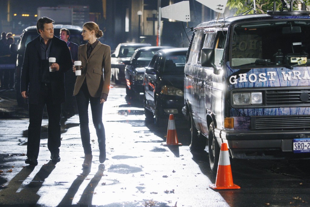 Castle (Nathan Fillion) et Beckett (Stana Katic) se dirigeant vers la scène de crime.