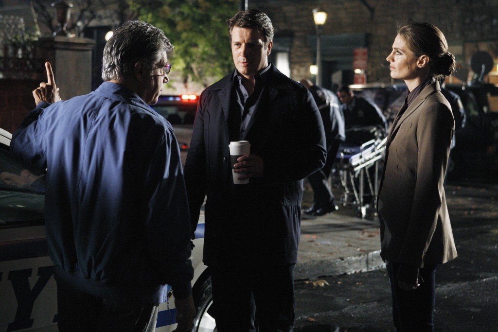 Castle (Nathan Fillion) et Beckett (Stana Katic) écoute les indications du témoins.