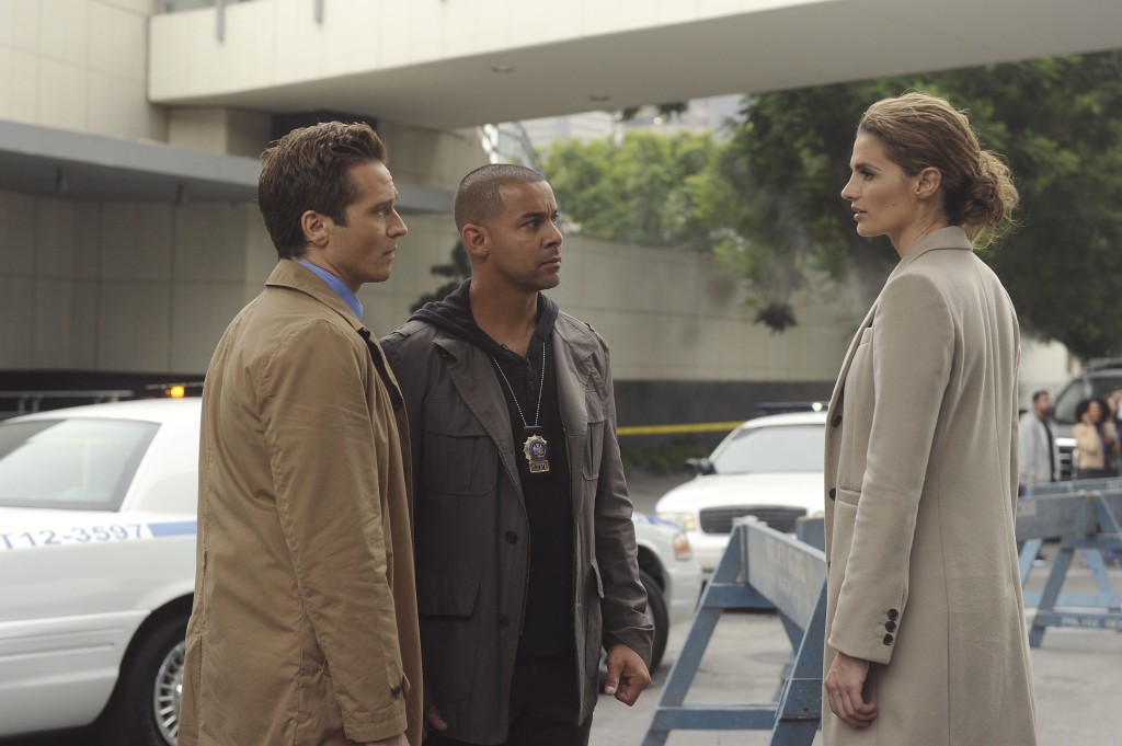Beckett (Stana Katic), Esposito (Jon Huertas) et Ryan (Seamus Dever) analysent la situation. 