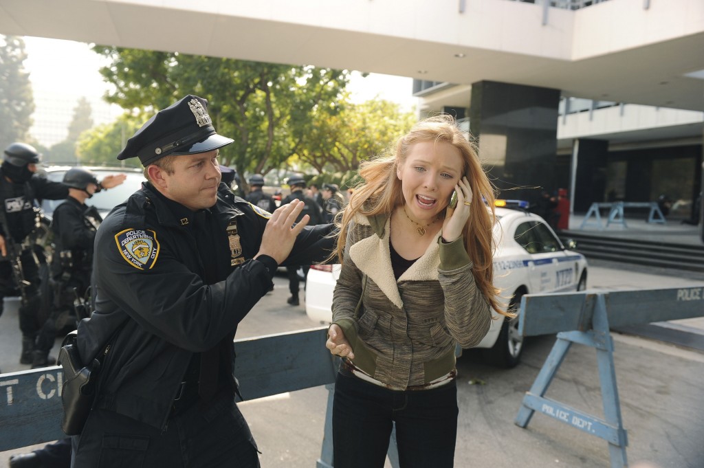 Un agent tente de retenir Alexis (Molly Quinn). 