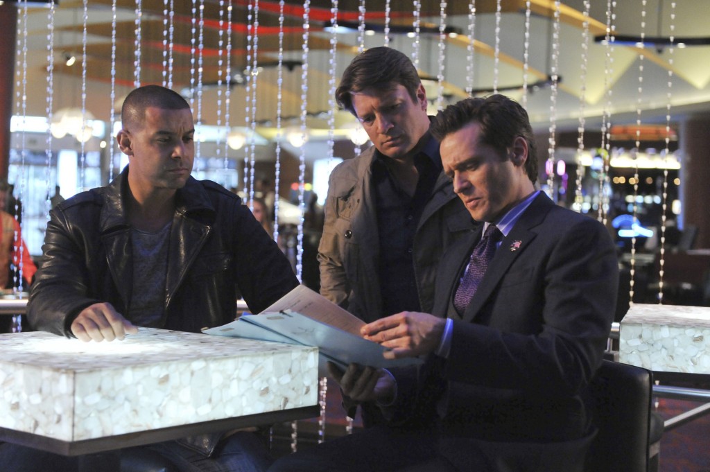 Ryan (Seamus Dever), Espositon (Jon Huertas) et Castle (Nathan Fillion) consultent un important dossier.