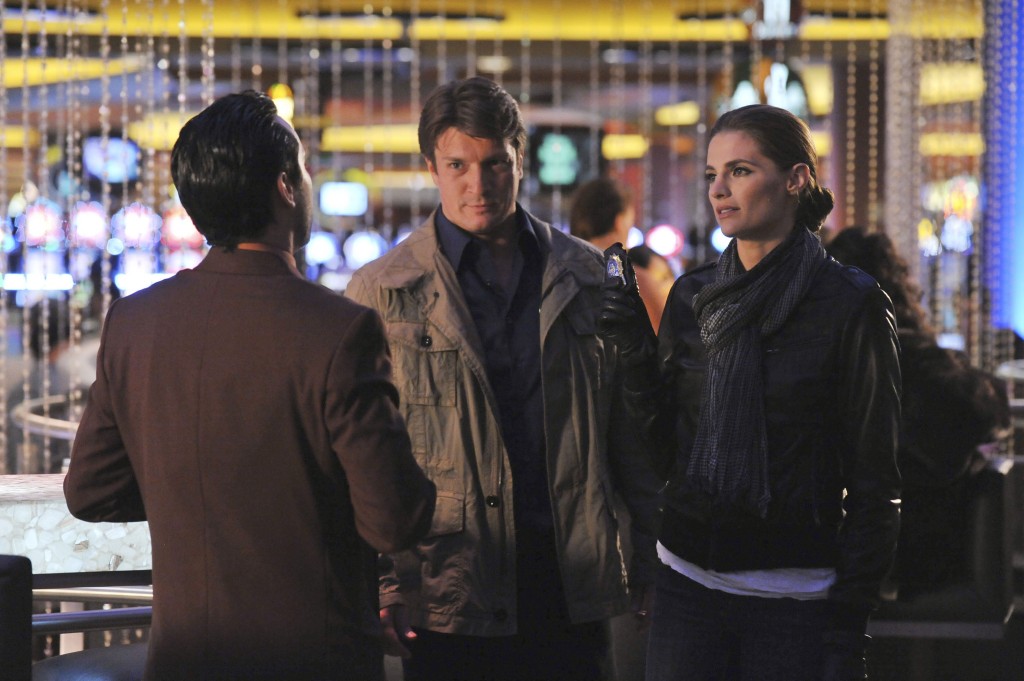 Castle (Nathan Fillion) et Beckett (Stana Katic) questionnent Tom Moretti (Jeffrey Vincent Parise).