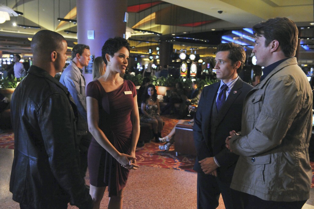 Nadine Espinoza (Susie Castillo) est interrogée par Castle (Nathan Fillion), Esposito (Jon Huertas) et Ryan (Seamus Dever).