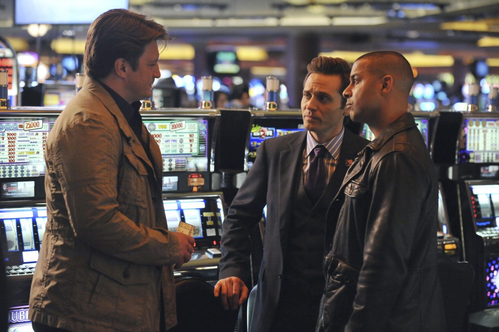 Castle (Nathan Fillion) discute des projets de la soirée avec Ryan (Seamus Dever) et Esposito (Jon Huertas). 
