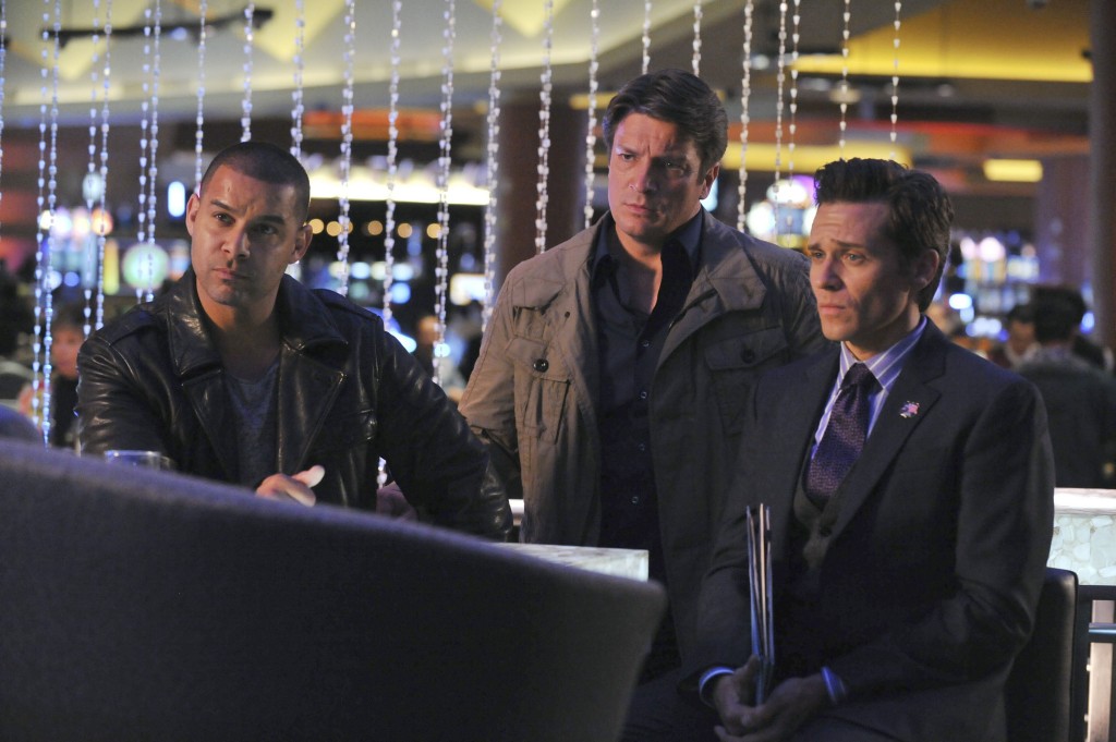 Castle (Nathan Fillion), Esposito (Jon Huertas) et Ryan (Seamus Dever) écoutent attentivement un témoin. 