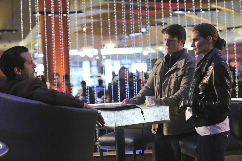 Beckett (Stana Katic) et Castle (Nathan Fillion) écoutent leur témoin, Tom Moretti (Jeffrey Vincent Parise)