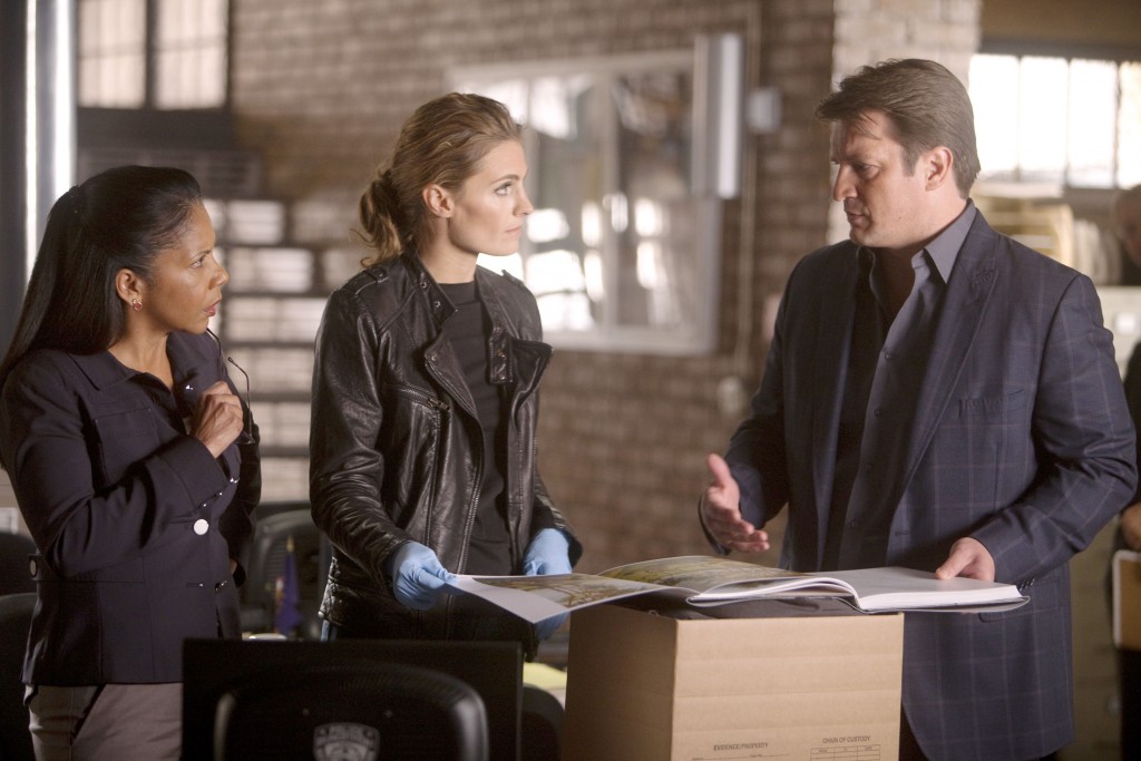 Castle (Nathan Fillion) expose sa théorie à Beckett (Stana Katic) et Gates (Penny Johnson Jerald).