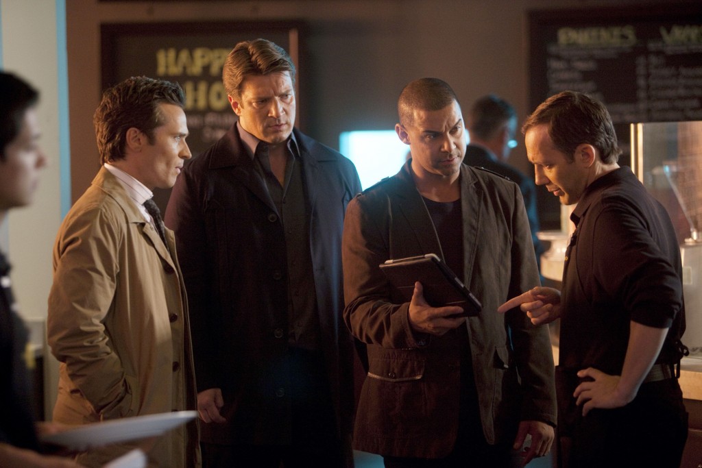 Castle (Nathan Fillion), Esposito (Jon Huertas) et Ryan (Seamus Dever) questionnent un témoin.