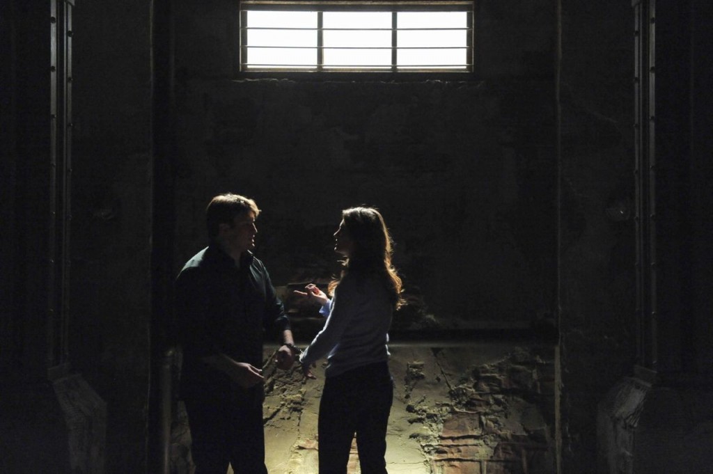 Discussion entre Beckett (Stana Katic) et Castle (Nathan Fillion).