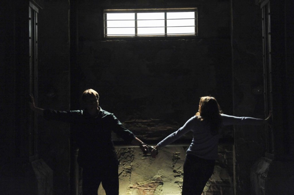 Castle (Nathan Fillion) et Beckett (Stana Katic), menottés.