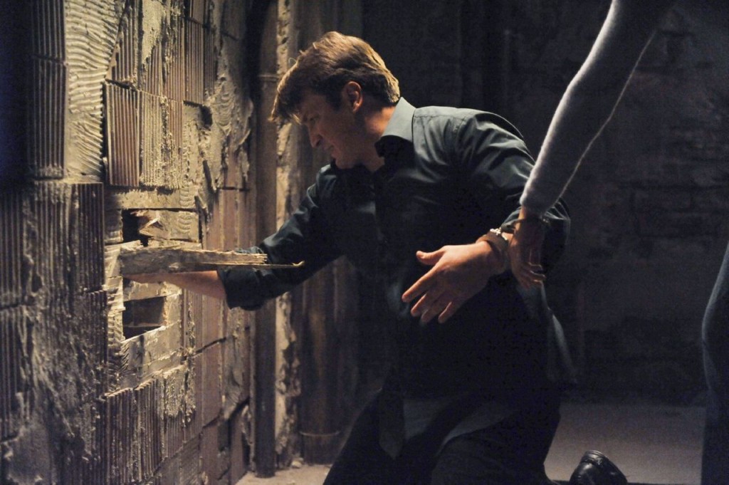 Castle (Nathan Fillion) tente de dégager une ouverture.