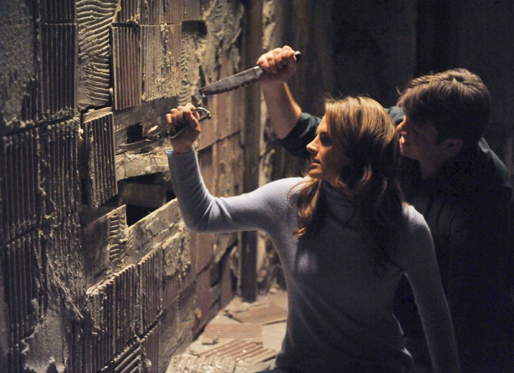 Beckett (Stana Katic) et Castle (Nathan Fillion) essaient de créer un passage.