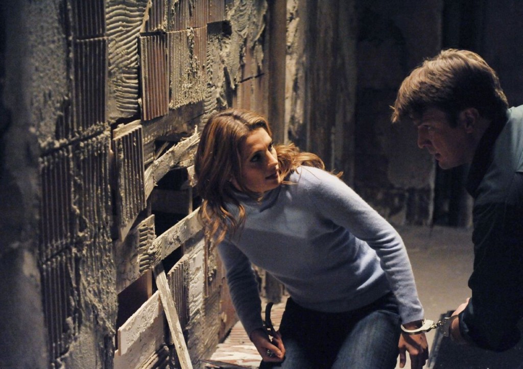 Beckett (Stana Katic) discute avec Castle (Nathan Fillion).