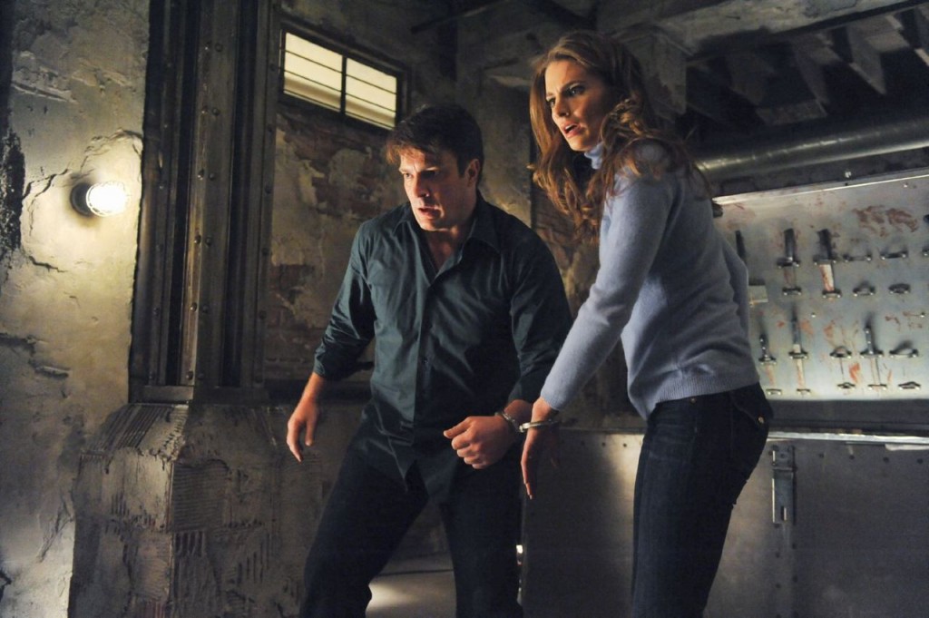 Castle (Nathan Fillion) et Beckett (Stana Katic), apeurés.